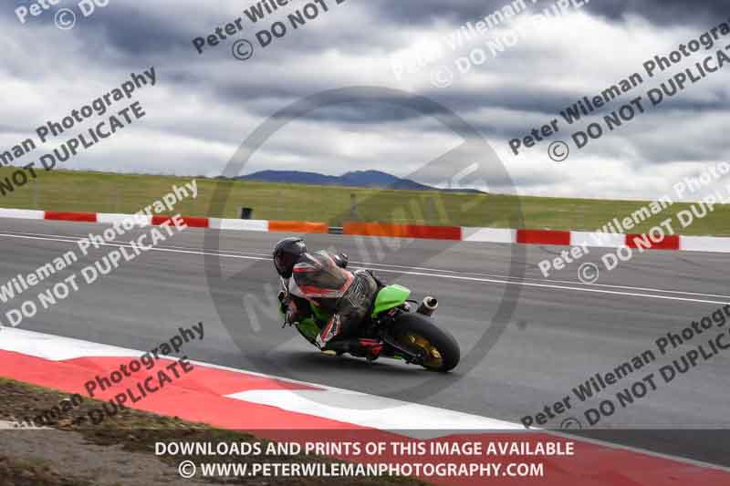 cadwell no limits trackday;cadwell park;cadwell park photographs;cadwell trackday photographs;enduro digital images;event digital images;eventdigitalimages;navarra;no limits trackdays;peter wileman photography;racing digital images;trackday digital images;trackday photos